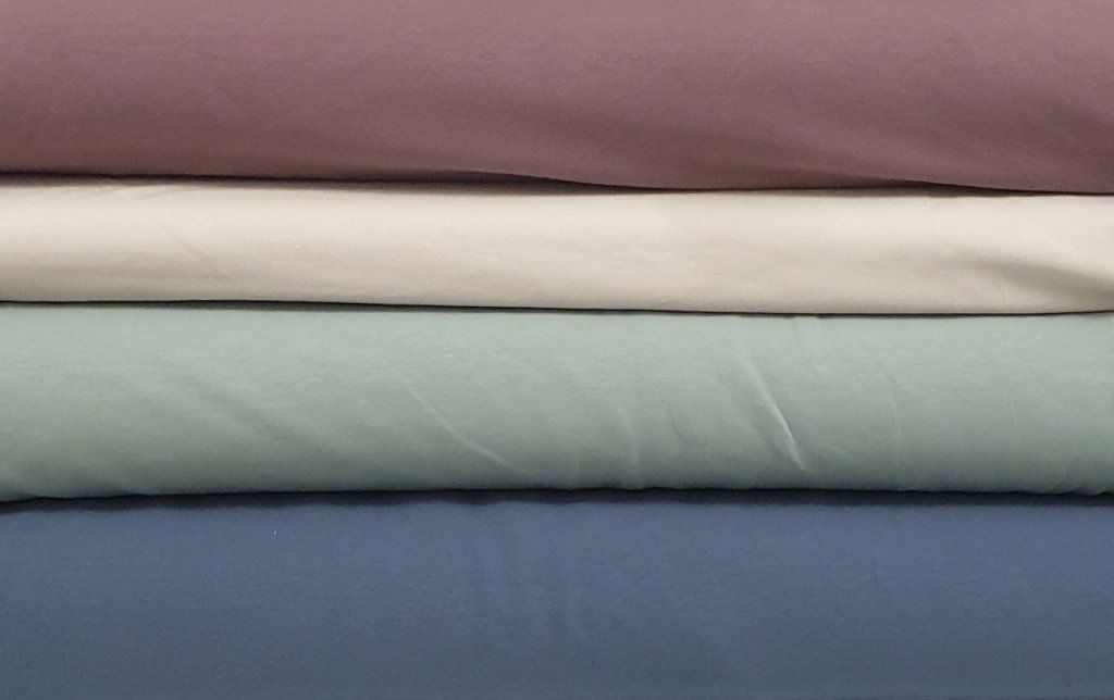 Nouvelles Couleurs et matières disponibles
Graphite (
Parme lilas ( sweat, jersey, bord côte maille)
Sable ( sweat, bord côte maille)
Kaki Mint ( sweat, bord côte maille)
Bleu foncé ( sweat, bord côte maille)
Crème ( stock limité sweat, bord côte