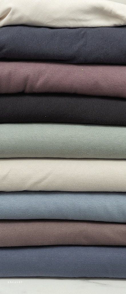 jersey bord côte maille
crème
gris foncé
parme
graphite
kaki mint
sable
bleu doux
marron glacé
bleu foncé